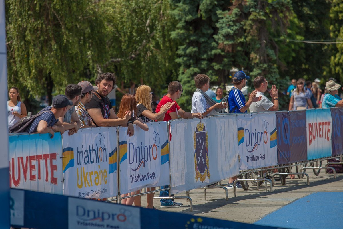 Болельщики заполонили Фестивальный причал Болельщики заполонили Фестивальный причал