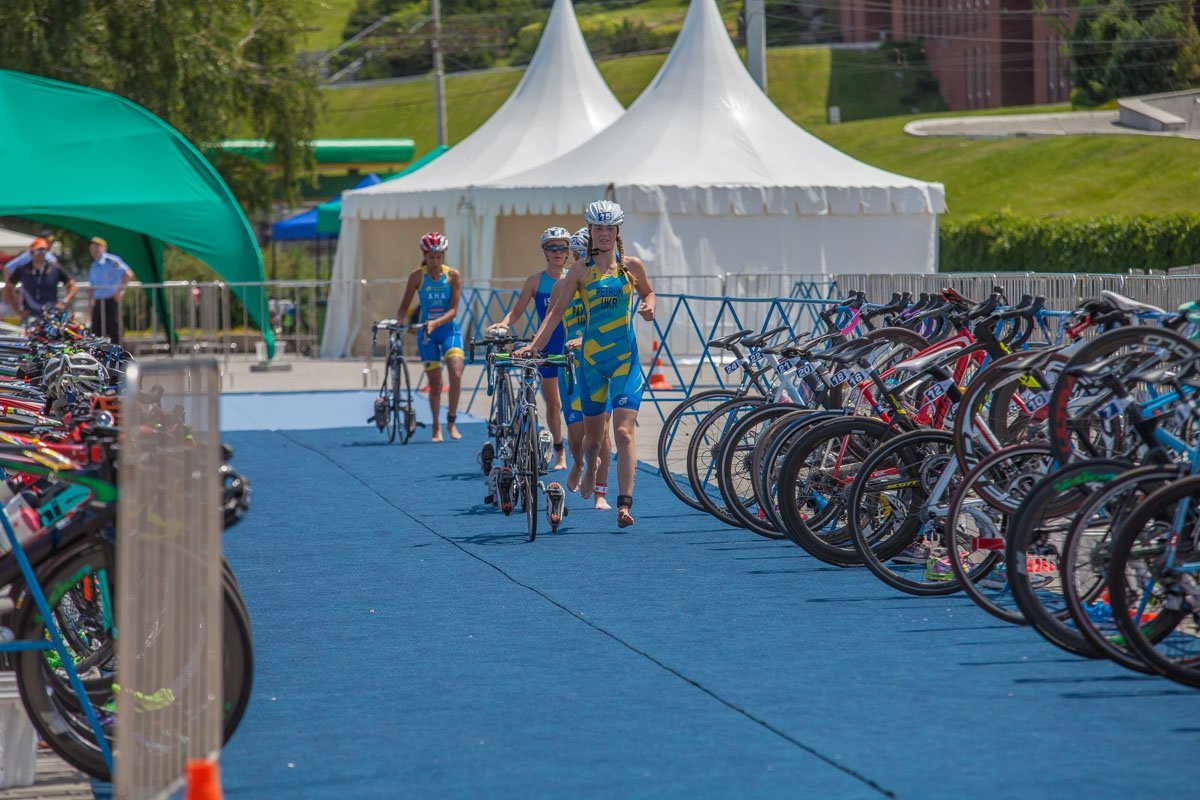 Соревнования по триатлону проходят в несколько этапов, которые следуют один за другим: заплыв (750 метров), велогонка (20 км) и забег (5 км) Соревнования по триатлону проходят в несколько этапов, которые следуют один за другим: заплыв (750 метров), велогонка (20 км) и забег (5 км)