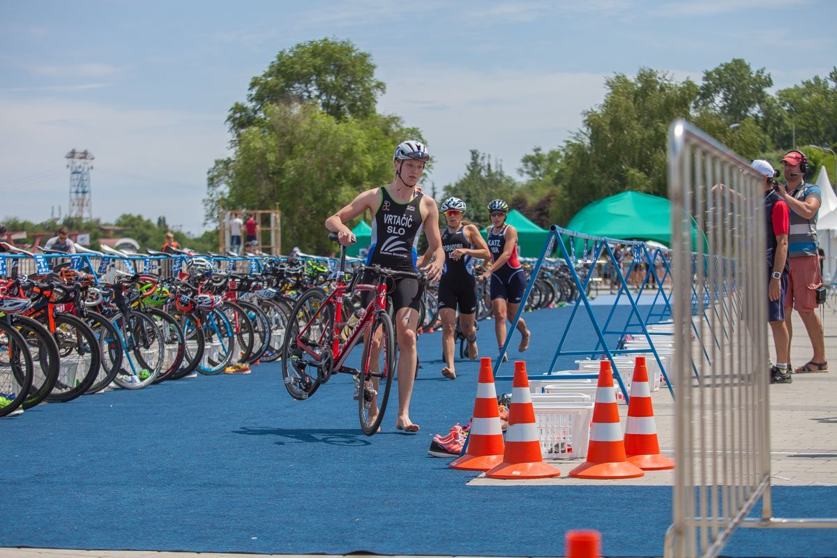 Движение на набережной перекрыли Движение на набережной перекрыли