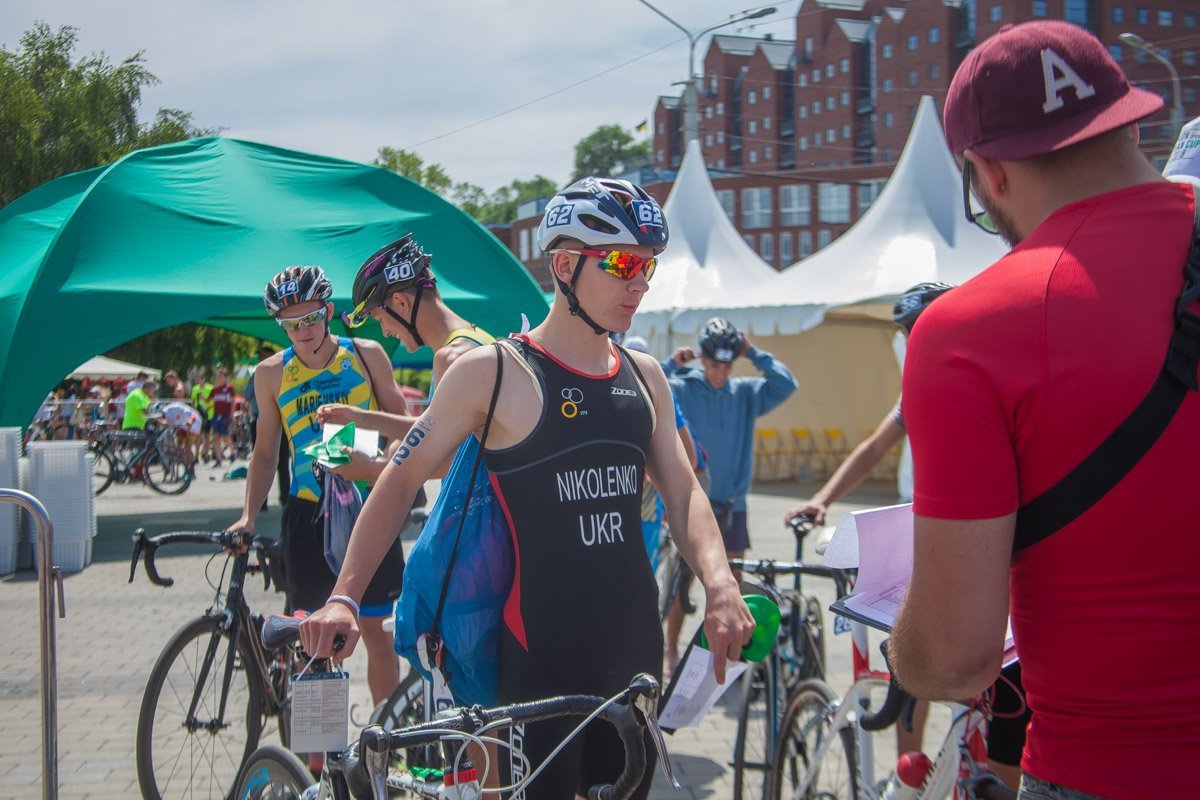 Болельщики сопровождали спортсменов  Болельщики сопровождали спортсменов