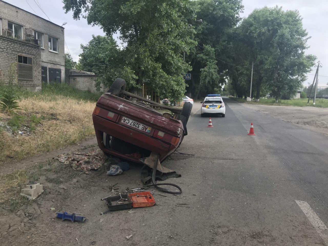 По свидетельствам очевидцев и самого водителя, авария произошла из-за того, что другой автомобиль подрезал Москвич По свидетельствам очевидцев и самого водителя, авария произошла из-за того, что другой автомобиль подрезал Москвич