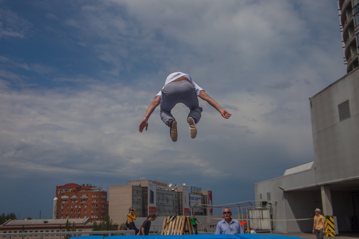 3 июня на крыше ТРЦ "МОСТ-Сити" прошел ежегодный фестиваль экстремальных видов спорта 3 июня на крыше ТРЦ "МОСТ-Сити" прошел ежегодный фестиваль экстремальных видов спорта