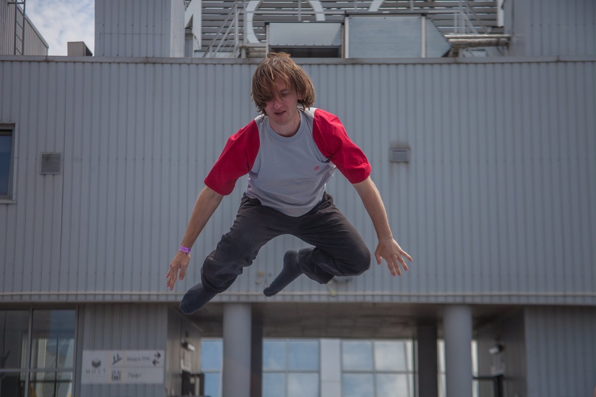 Фестиваль экстрима открыли танцевальным флешмобом и баттлом по уличным танцам Фестиваль экстрима открыли танцевальным флешмобом и баттлом по уличным танцам