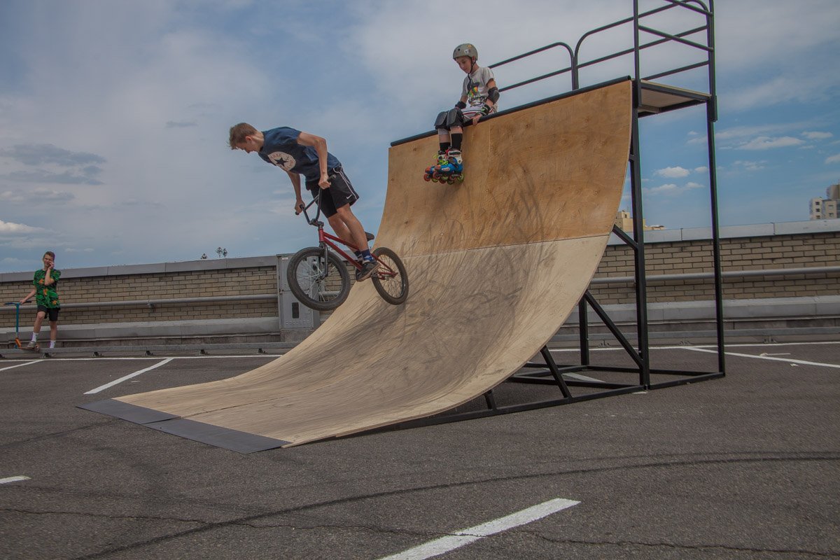 Парковка разделилась на зоны разных видов спорта, каждую зону огородили лентами Парковка разделилась на зоны разных видов спорта, каждую зону огородили лентами