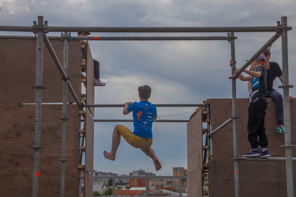 Самые смелые показывали чудеса паркура, канатохождения и прыжков на батуте Самые смелые показывали чудеса паркура, канатохождения и прыжков на батуте