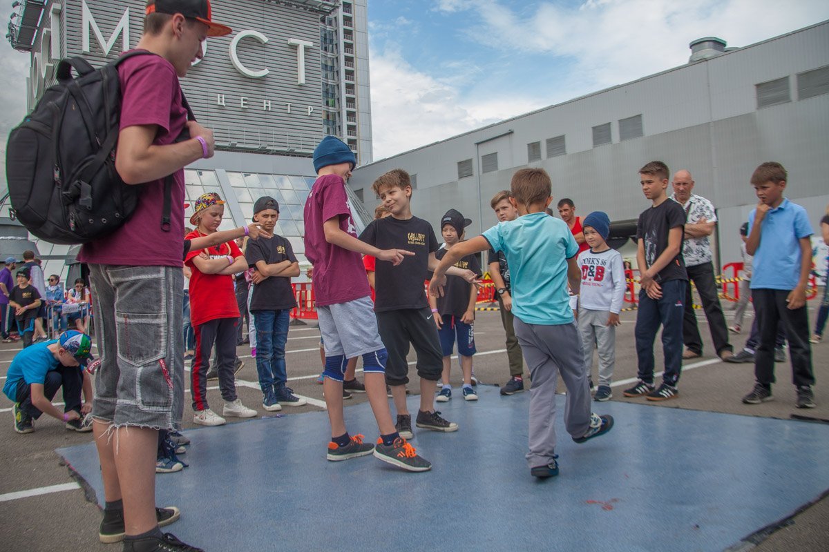Ребята также "батлились" в брэйк-дансе Ребята также "батлились" в брэйк-дансе