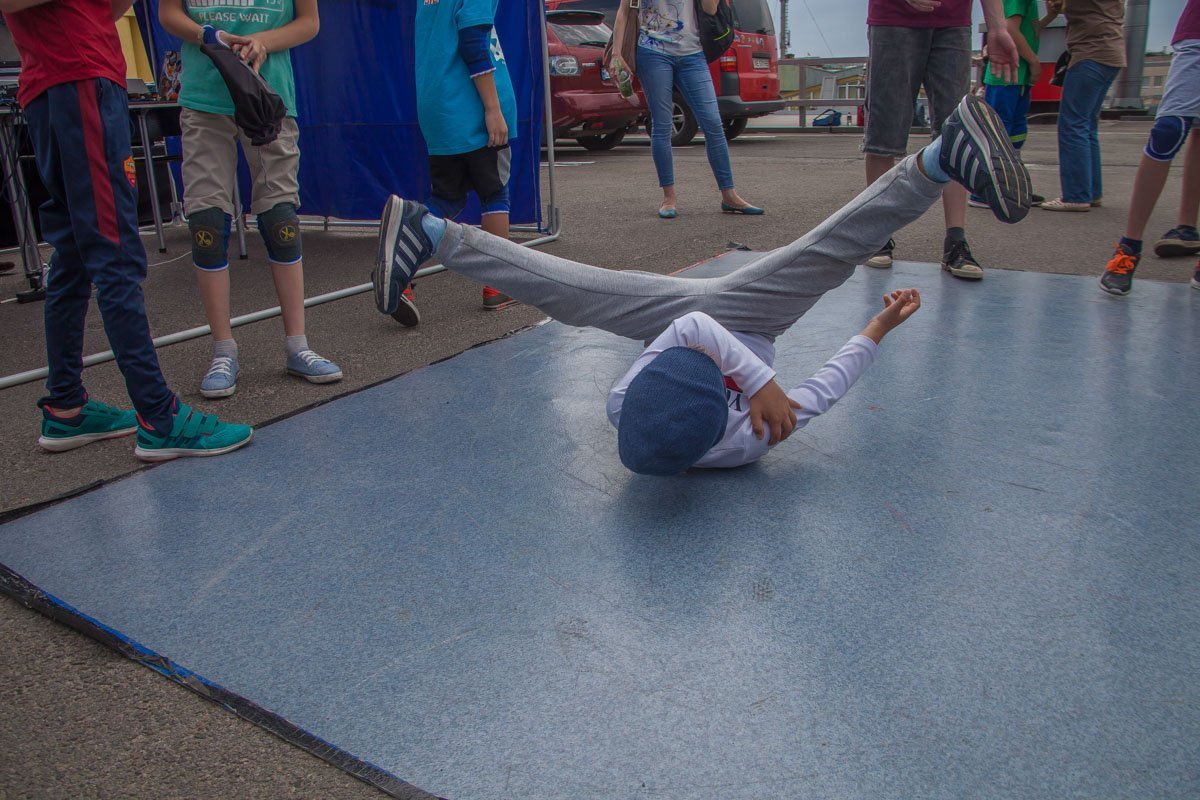 Музыка доносилась со всех уголков Музыка доносилась со всех уголков