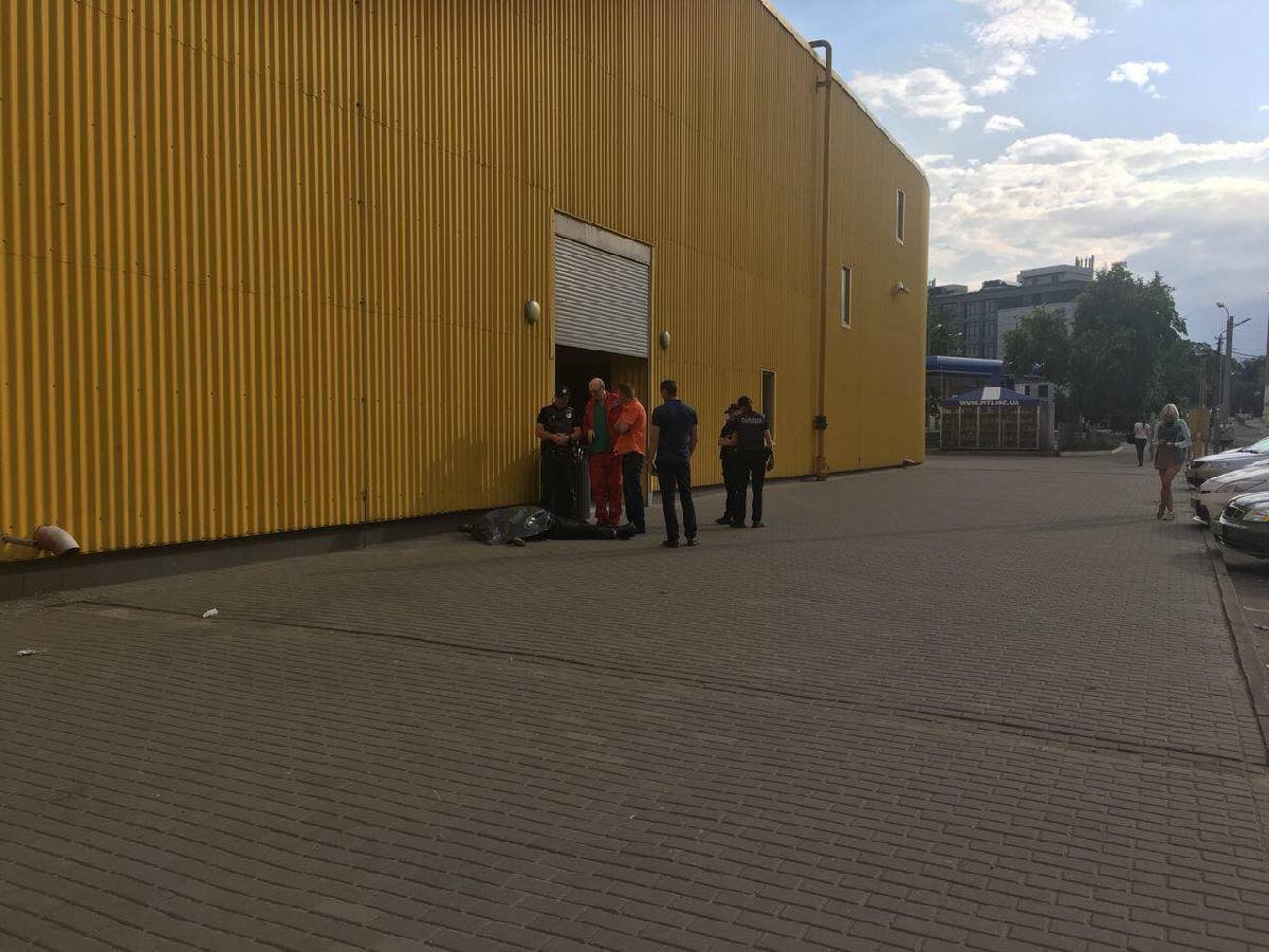 3 мая возле Славянского рынка мужчине стало плохо и он упал на асфальт 3 мая возле Славянского рынка мужчине стало плохо и он упал на асфальт