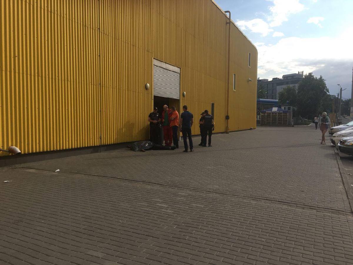 Медики пытались спасти мужчину, однако было уже слишком поздно Медики пытались спасти мужчину, однако было уже слишком поздно