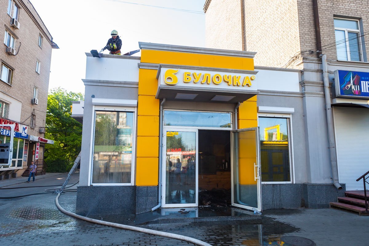 На Слобожанском проспекте недалеко от McDonald's загорелась пекарня-кондитерская "Булочка"