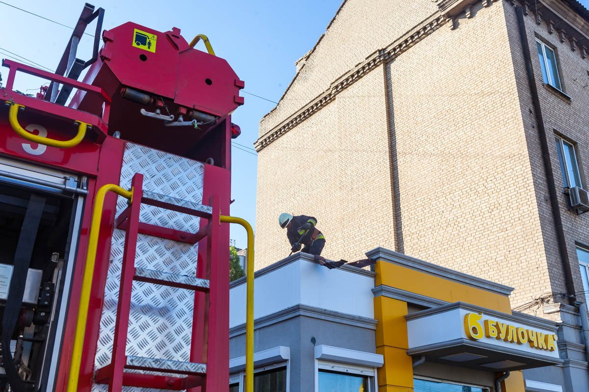 На место происшествия выехали спасатели 3-й государственной пожарно-спасательной части