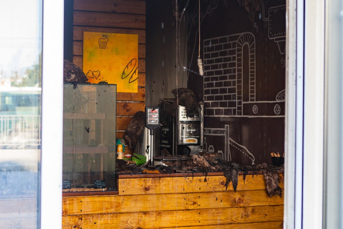 Оплавленные куски стекловаты падали на бытовую технику и продукты питания