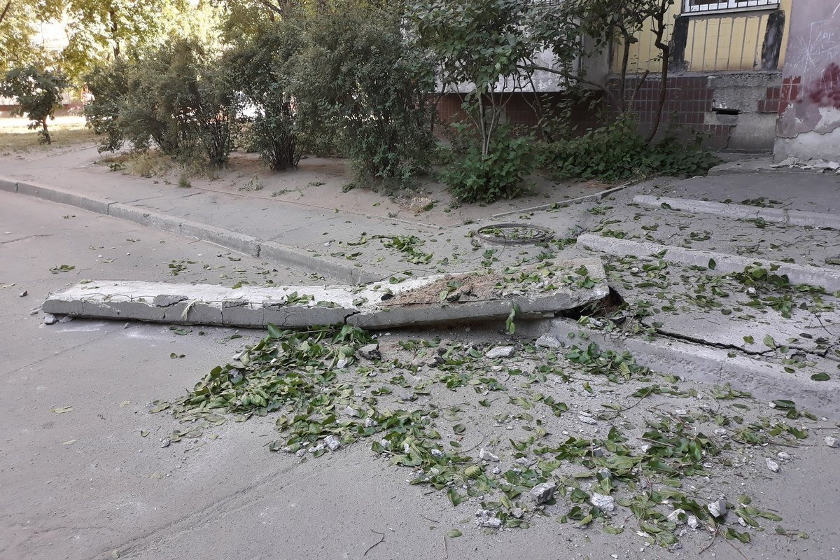 В Днепре с крыши 9-этажного дома упала бетонная плита, чуть не убив прохожих В Днепре с крыши 9-этажного дома упала бетонная плита, чуть не убив прохожих