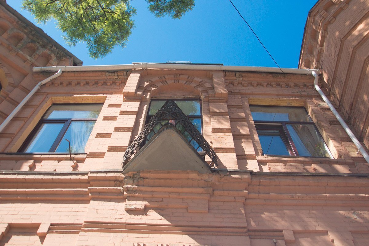 В начале минувшей эпохи дом полностью отреставрировали, идеальный ремонт сохранился и во времена гражданской войны