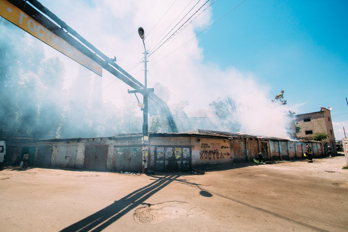 В Днепре возле Вокзальной площади горели гаражи 1