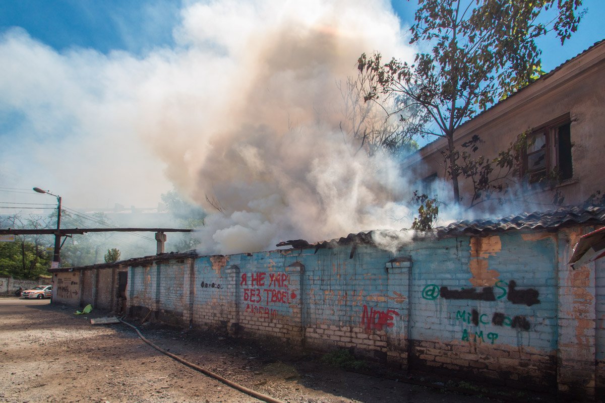 В Днепре возле Вокзальной площади горели гаражи 2