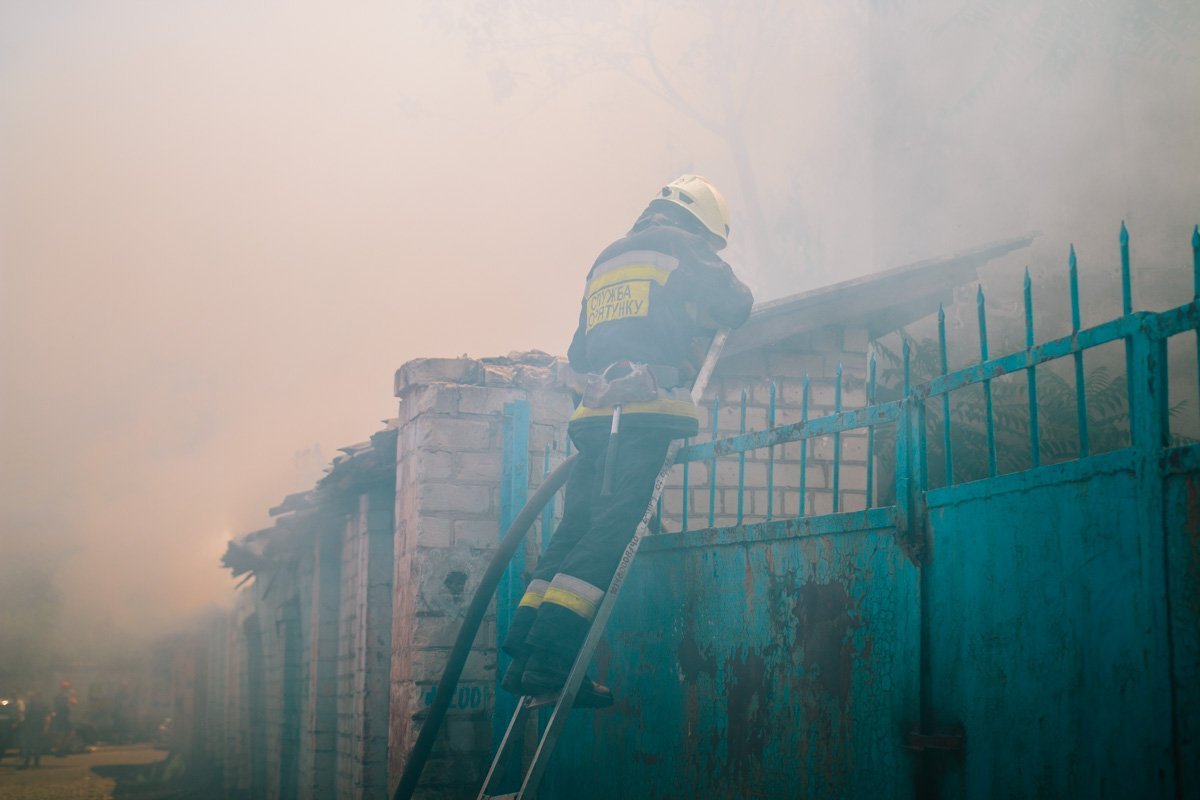 В Днепре возле Вокзальной площади горели гаражи 3
