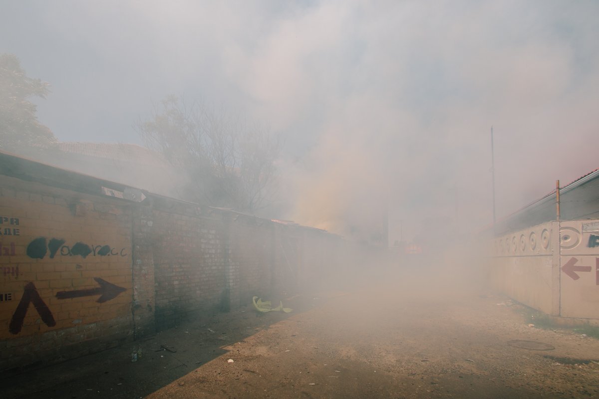 В небо поднимался едкий дым
