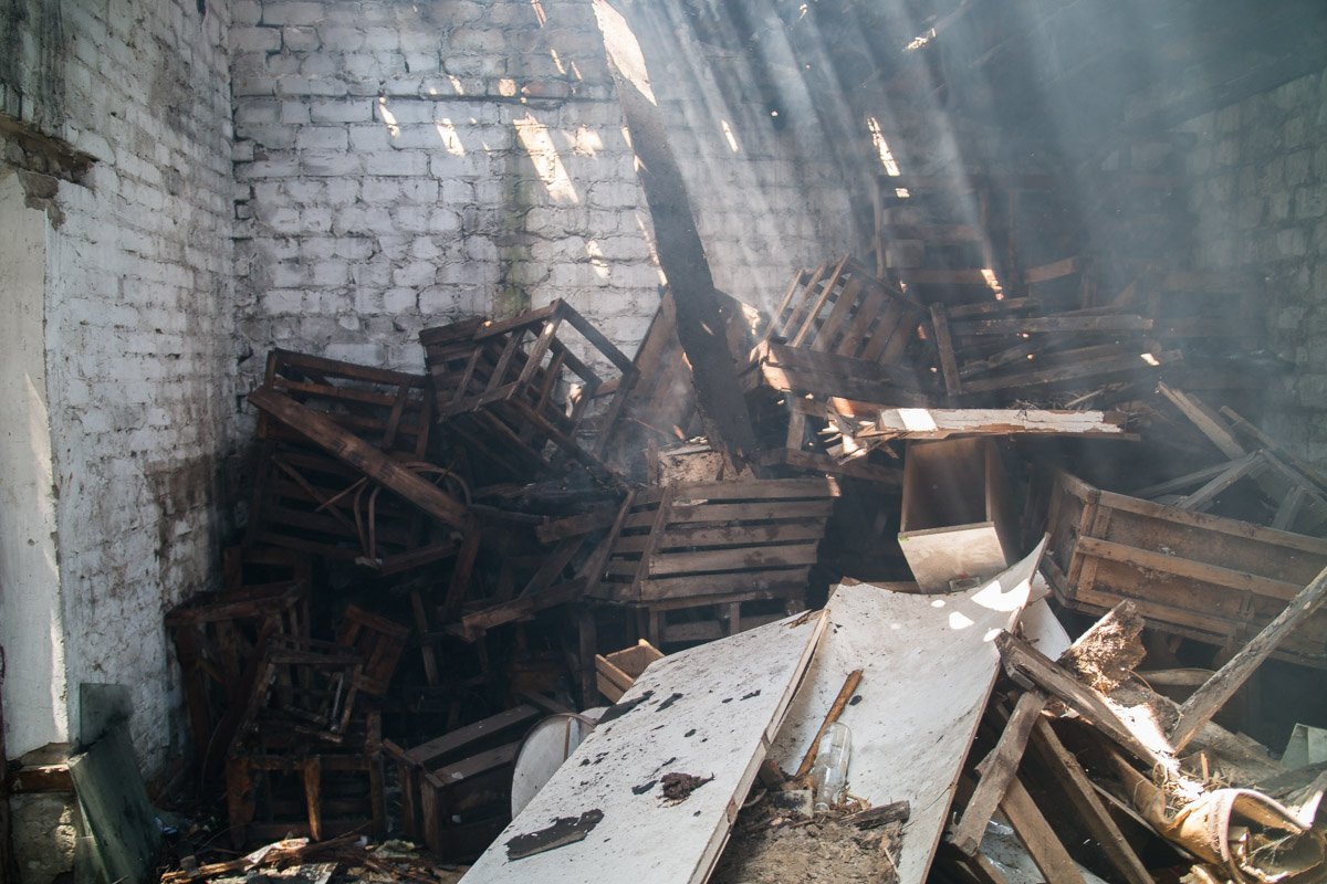 Внутри находилось много хлама