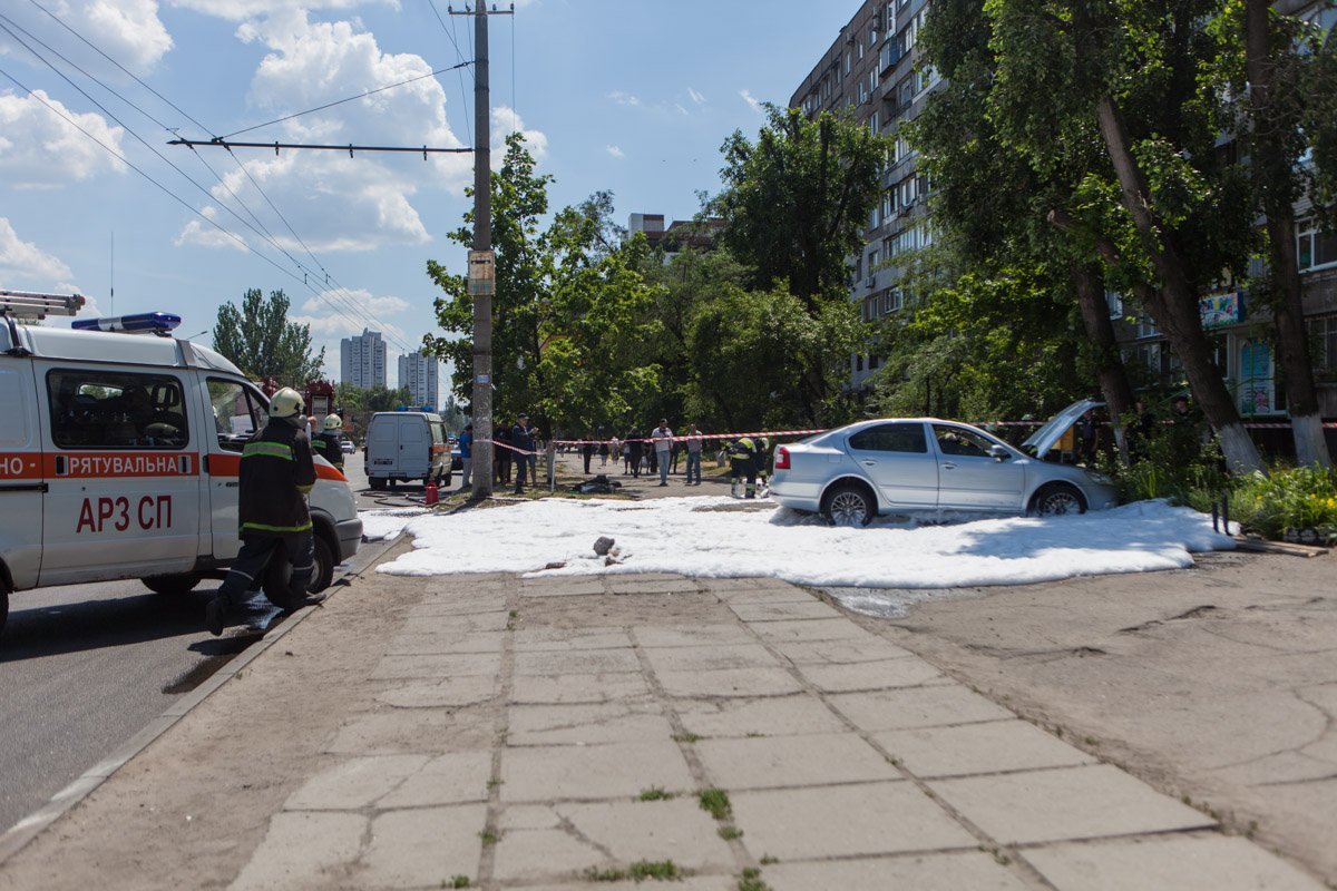 Спасатели поставили автомобиль на колеса и залили его пеной во избежание возгорания Спасатели поставили автомобиль на колеса и залили его пеной во избежание возгорания