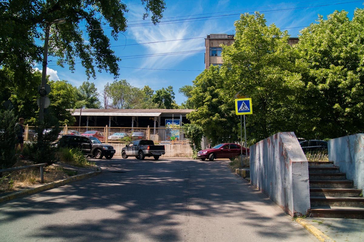 С Крестьянского спуска не сразу заметишь запрещающий знак