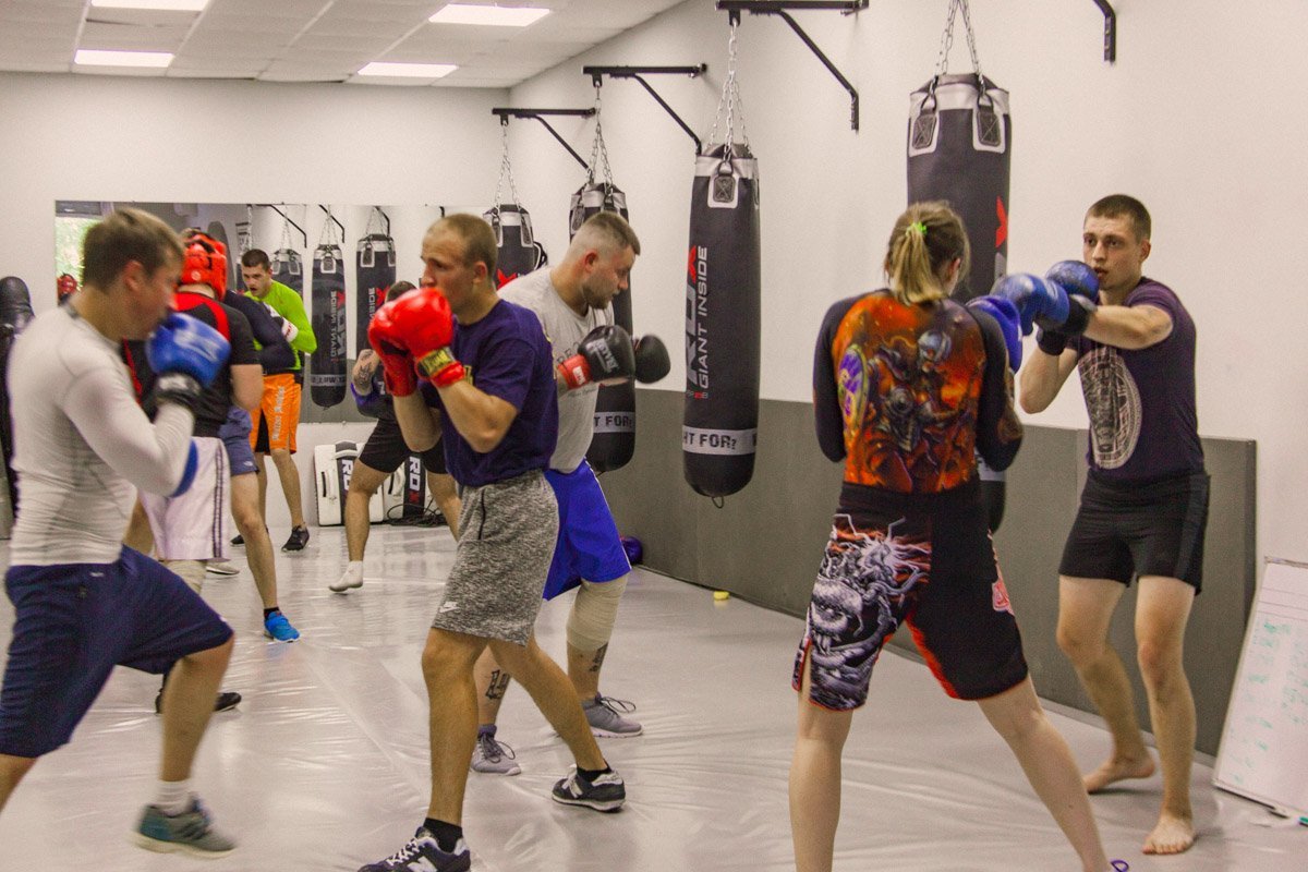 В зале не было уставших и спешащих домой В зале не было уставших и спешащих домой