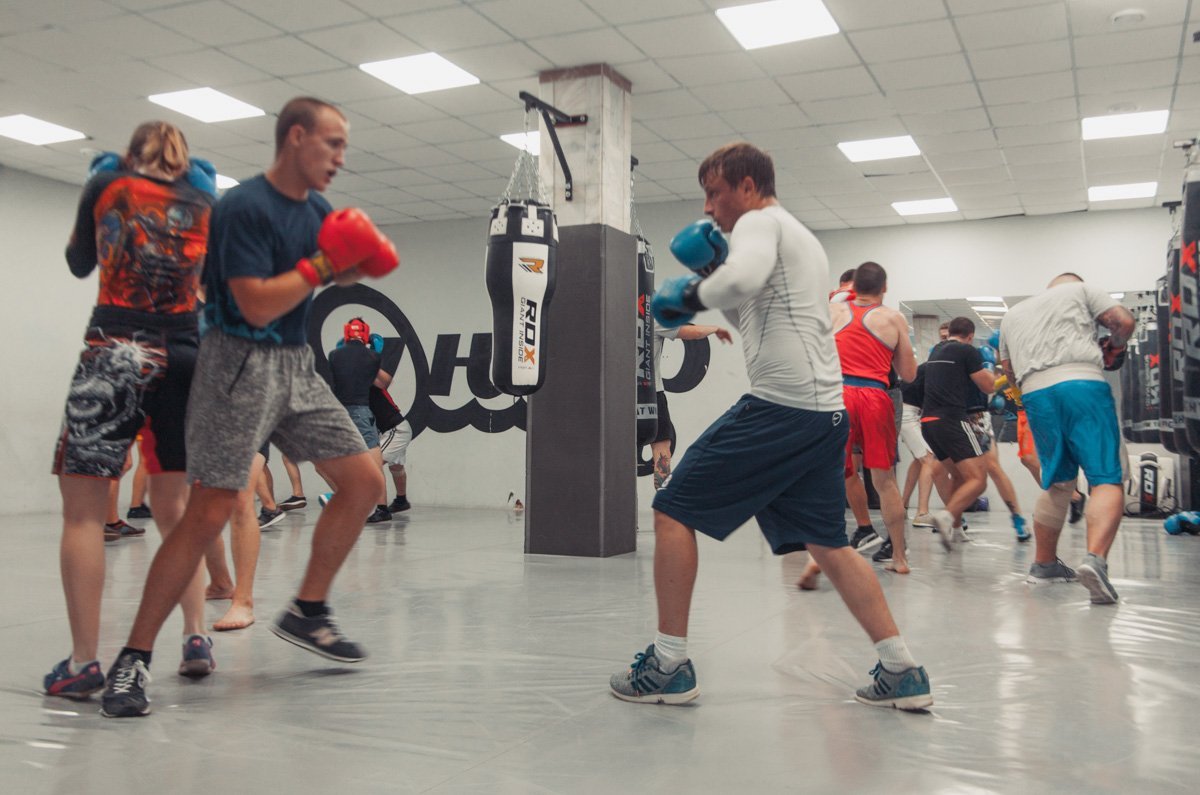 Девушки в своей сноровке не уступали парням и также стойко отрабатывали удары Девушки в своей сноровке не уступали парням и также стойко отрабатывали удары