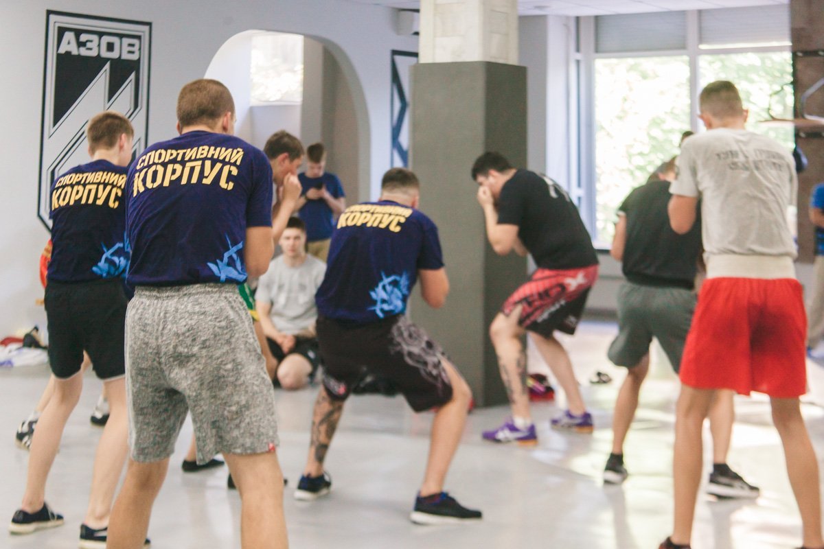 Тренировки проходят в группах, в начале спортсмены разминаются Тренировки проходят в группах, в начале спортсмены разминаются