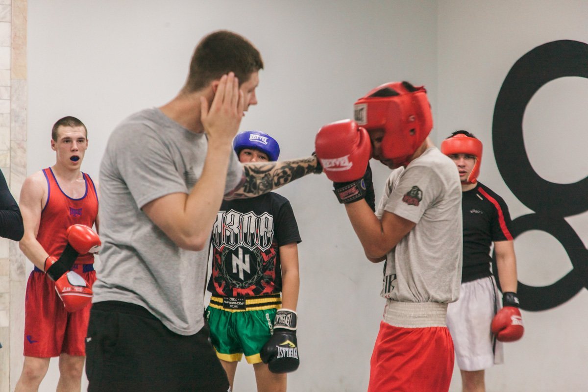 Практикуются упражнения на специальную физическую подготовку Практикуются упражнения на специальную физическую подготовку