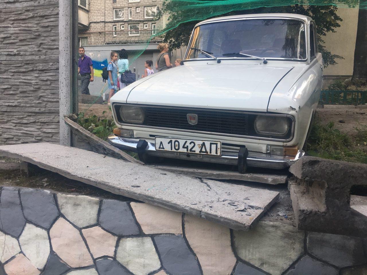 4 июня около 19:00 автомобиль Москвич въехал в ограждение детского сада «Планета счастья» на проспекте Поля