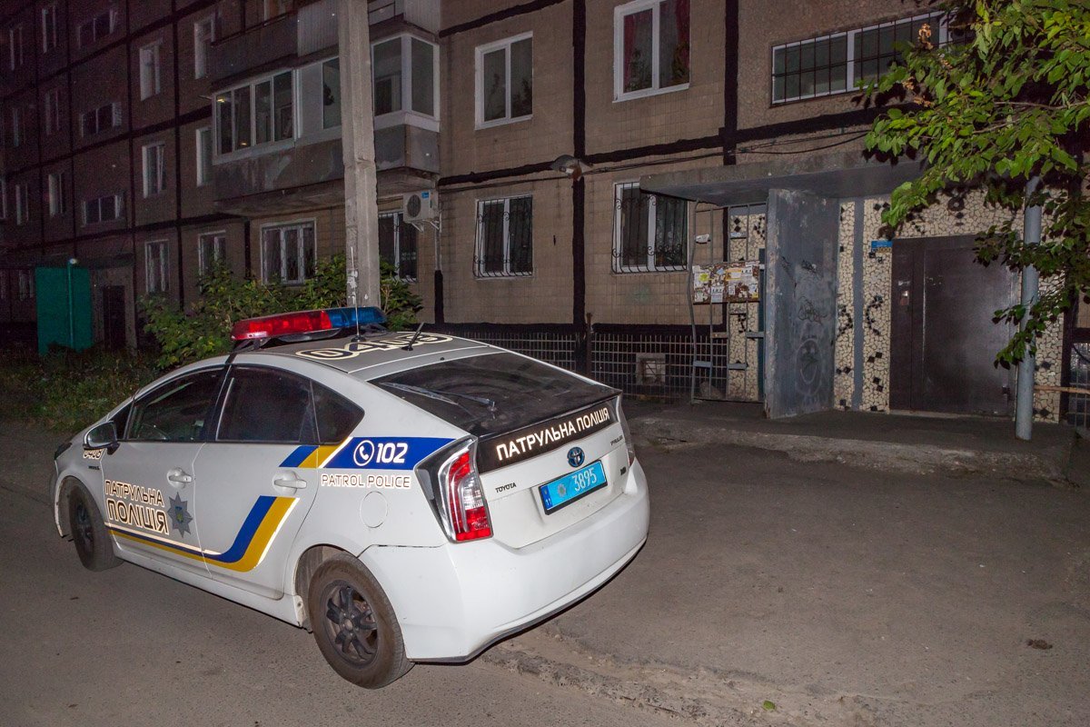 На улице Софьи Ковалевской, 79, мужчина ломал топором дверь в жилую квартиру На улице Софьи Ковалевской, 79, мужчина ломал топором дверь в жилую квартиру