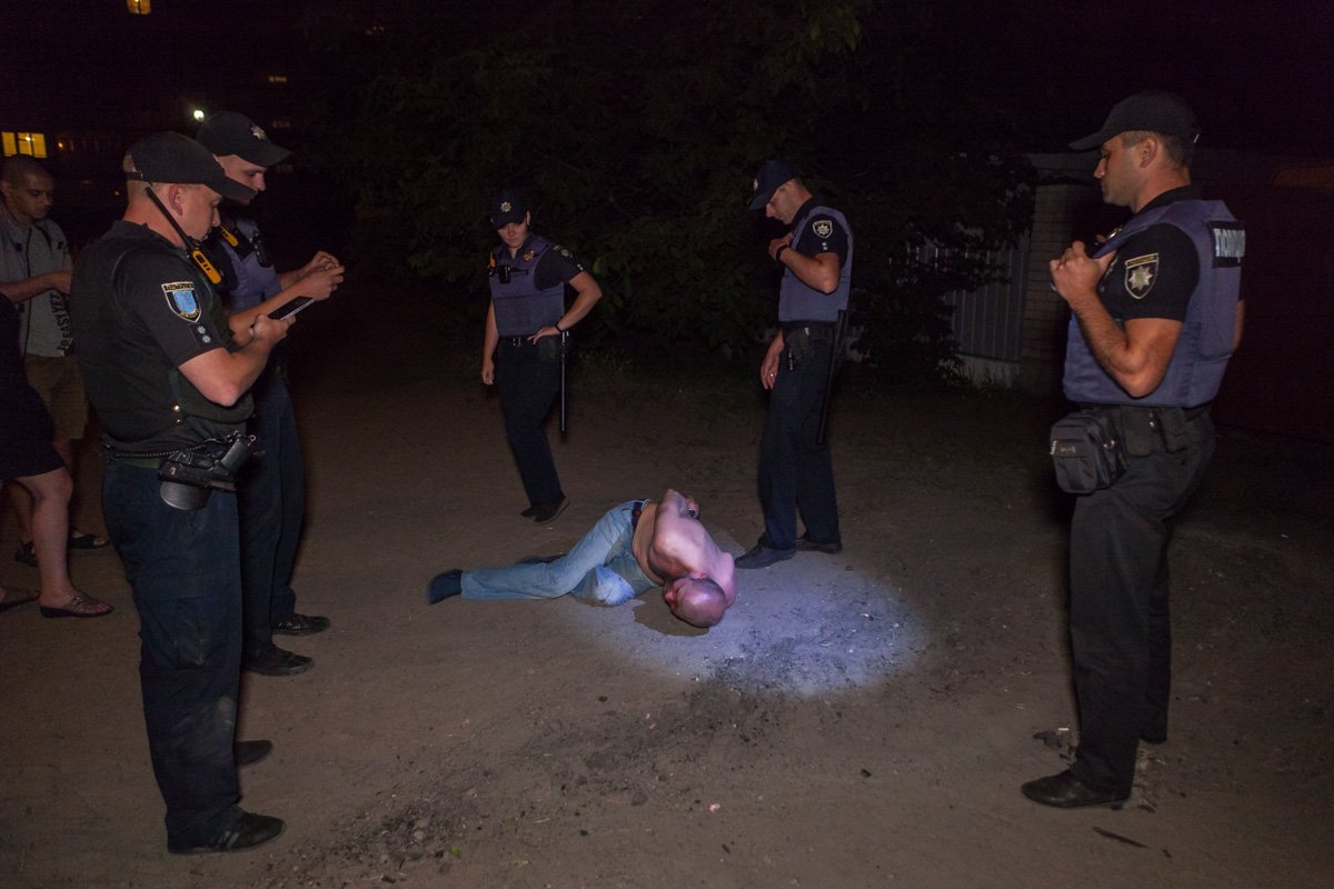 Подозреваемый с ножом кинулся на полицейских Подозреваемый с ножом кинулся на полицейских