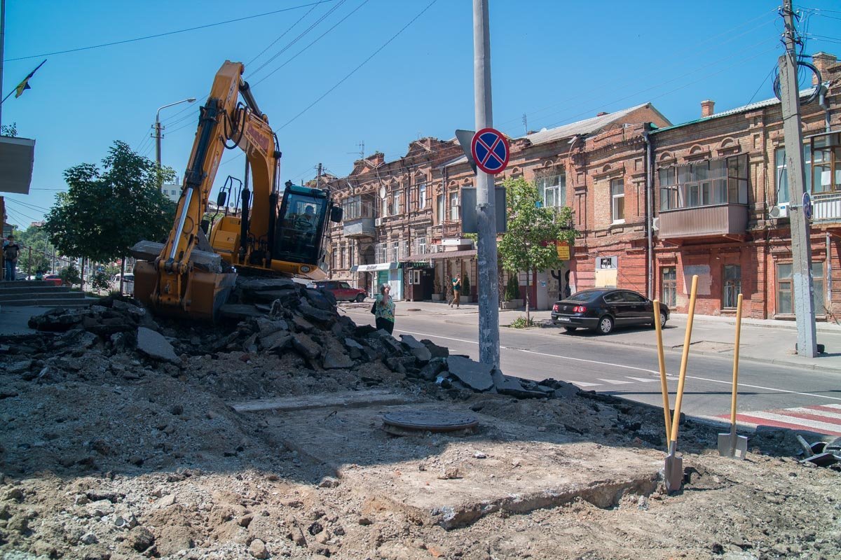 Это связано с капитальным ремонтом улицы Это связано с капитальным ремонтом улицы