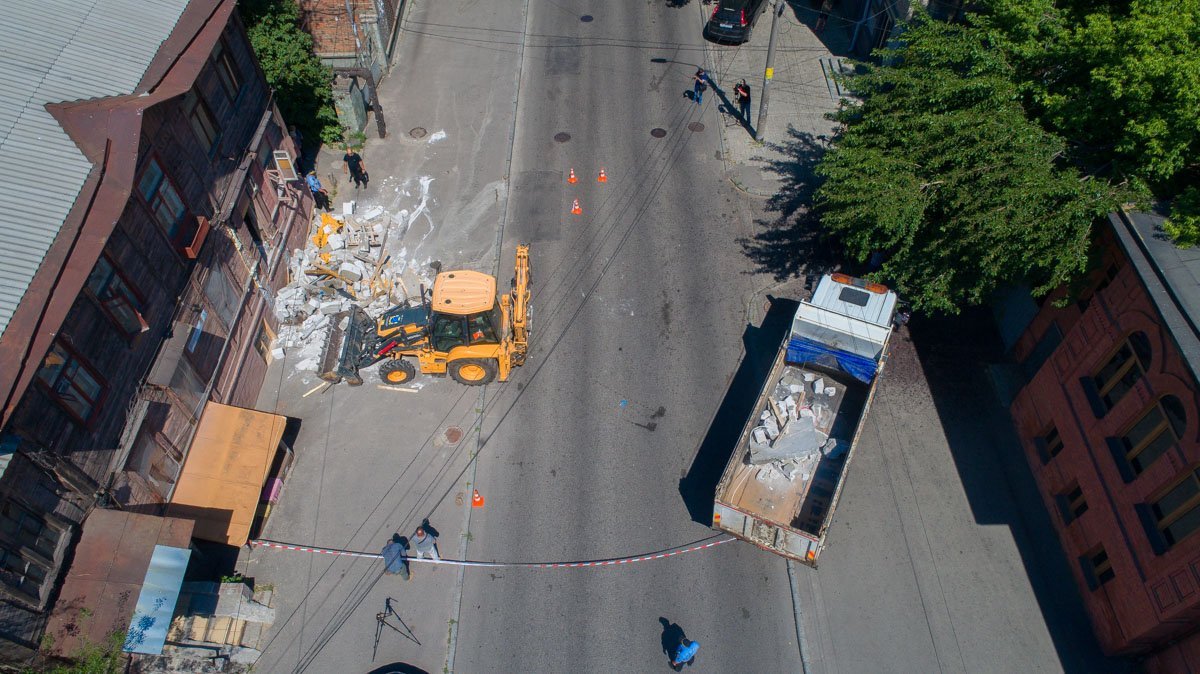 Строение занимало часть тротуара Строение занимало часть тротуара