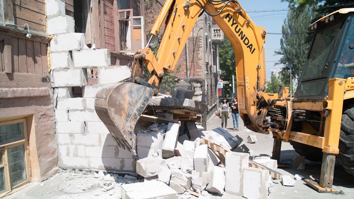 При демонтаже повредили коммуникации внутри пристройки При демонтаже повредили коммуникации внутри пристройки