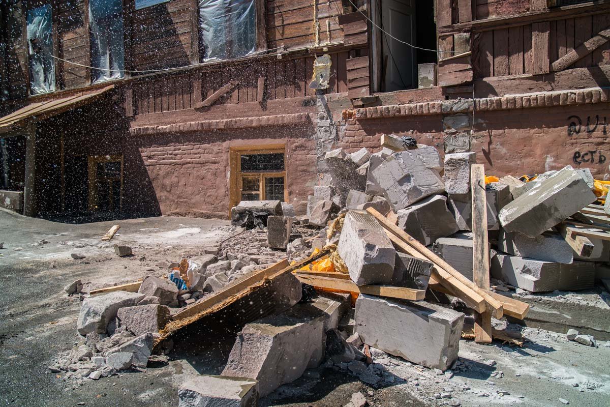 Из пристройки хлынул поток воды Из пристройки хлынул поток воды