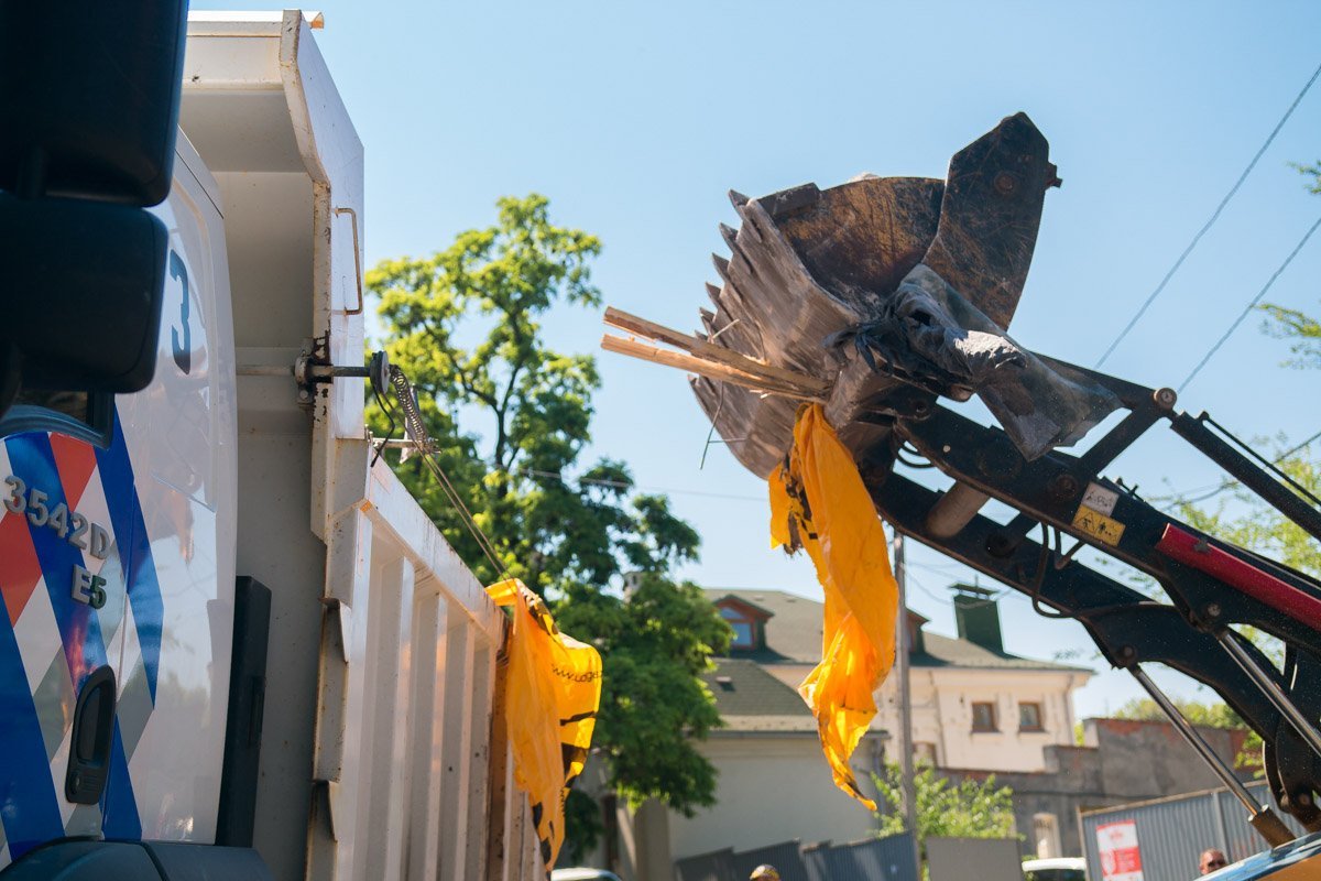 Строительный мусор вывозили грузовиком Строительный мусор вывозили грузовиком