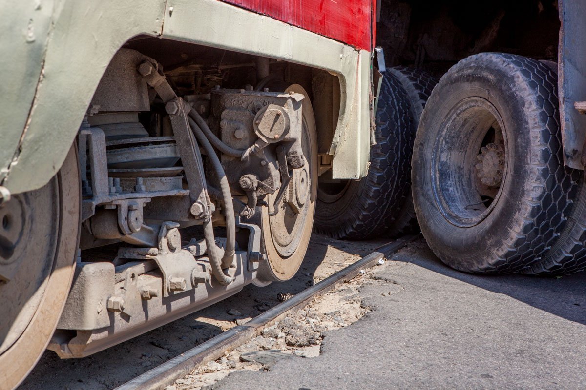 5 июня на проспекте Богдана Хмельницкого кран въехал в трамвай №12