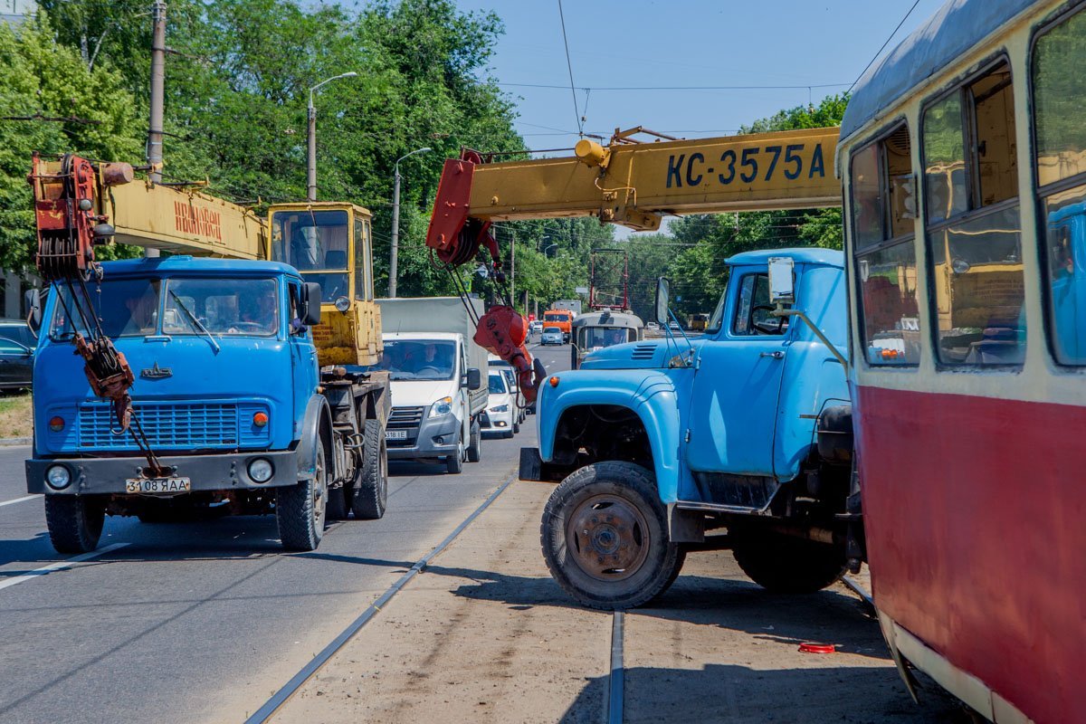 Предварительно, водитель крана при повороте не убедился в безопасности маневра и въехал в трамвай