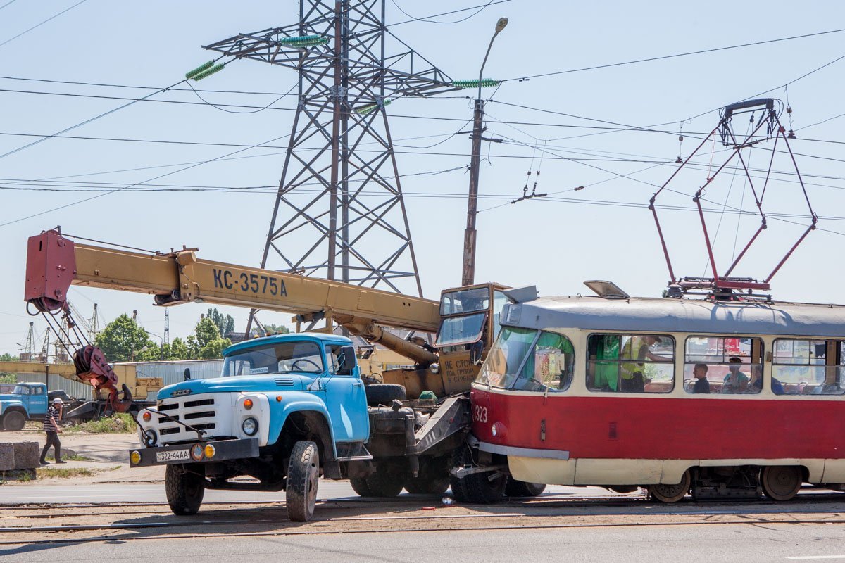 В результате происшествия, парализовано движение трамваев в обе стороны