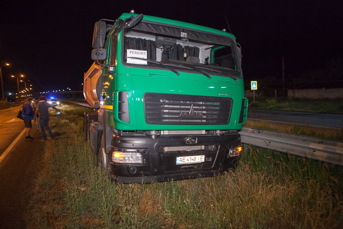Водитель автомобиля МАЗ не уступил дорогу мужчине, катившему велосипед