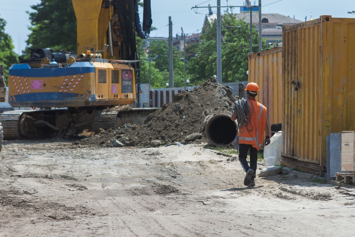 Рабочие неустанно работают изо дня в день Рабочие неустанно работают изо дня в день