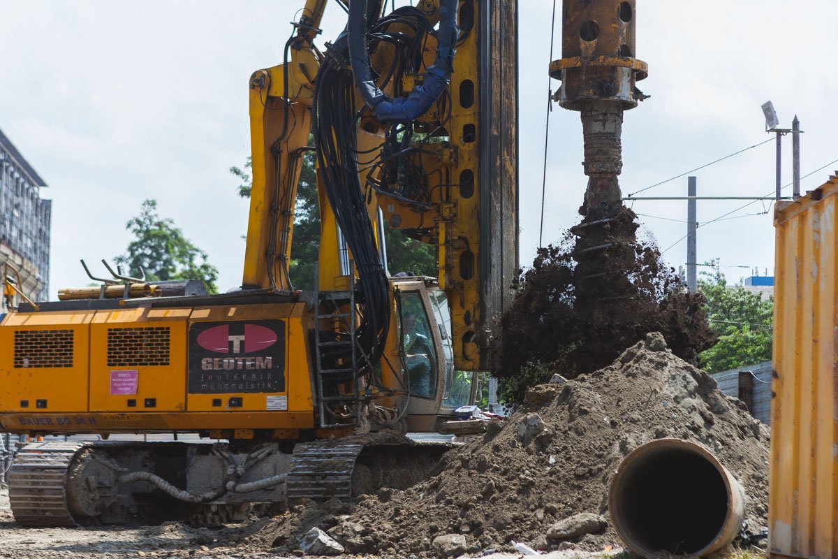 Не так давно в Днепр привезли крупногабаритную технику, с помощью которой строительство заметно ускорилось Не так давно в Днепр привезли крупногабаритную технику, с помощью которой строительство заметно ускорилось