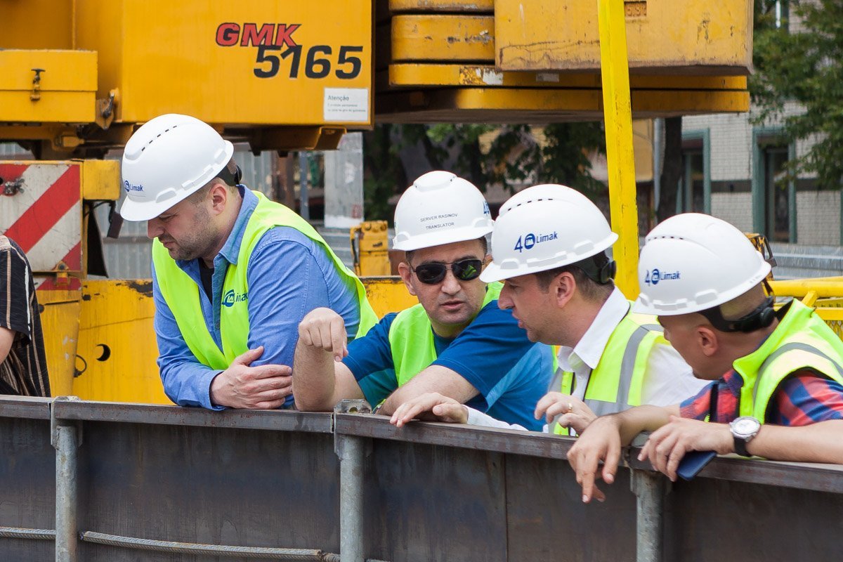 Чиновник доволен работой новых подрядчиков Чиновник доволен работой новых подрядчиков