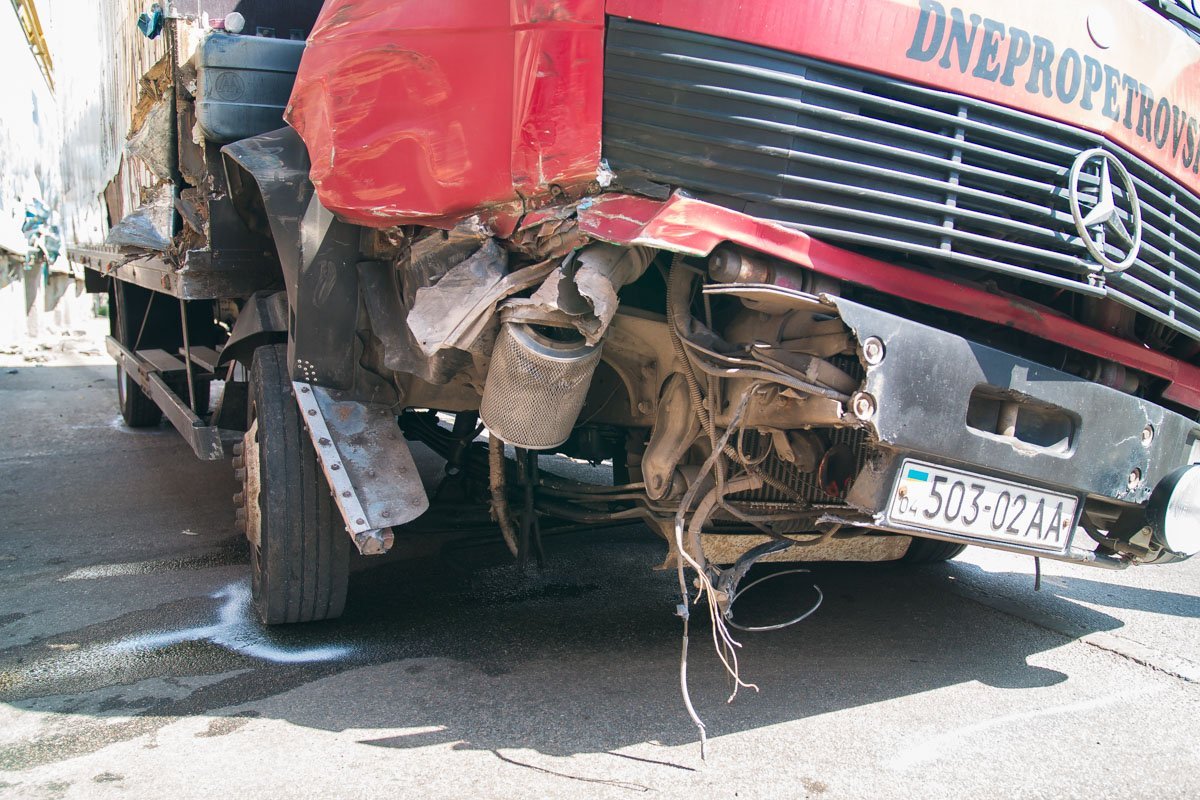 В Днепре из-за пешехода грузовик Mercedes «влетел» в здание завода 1