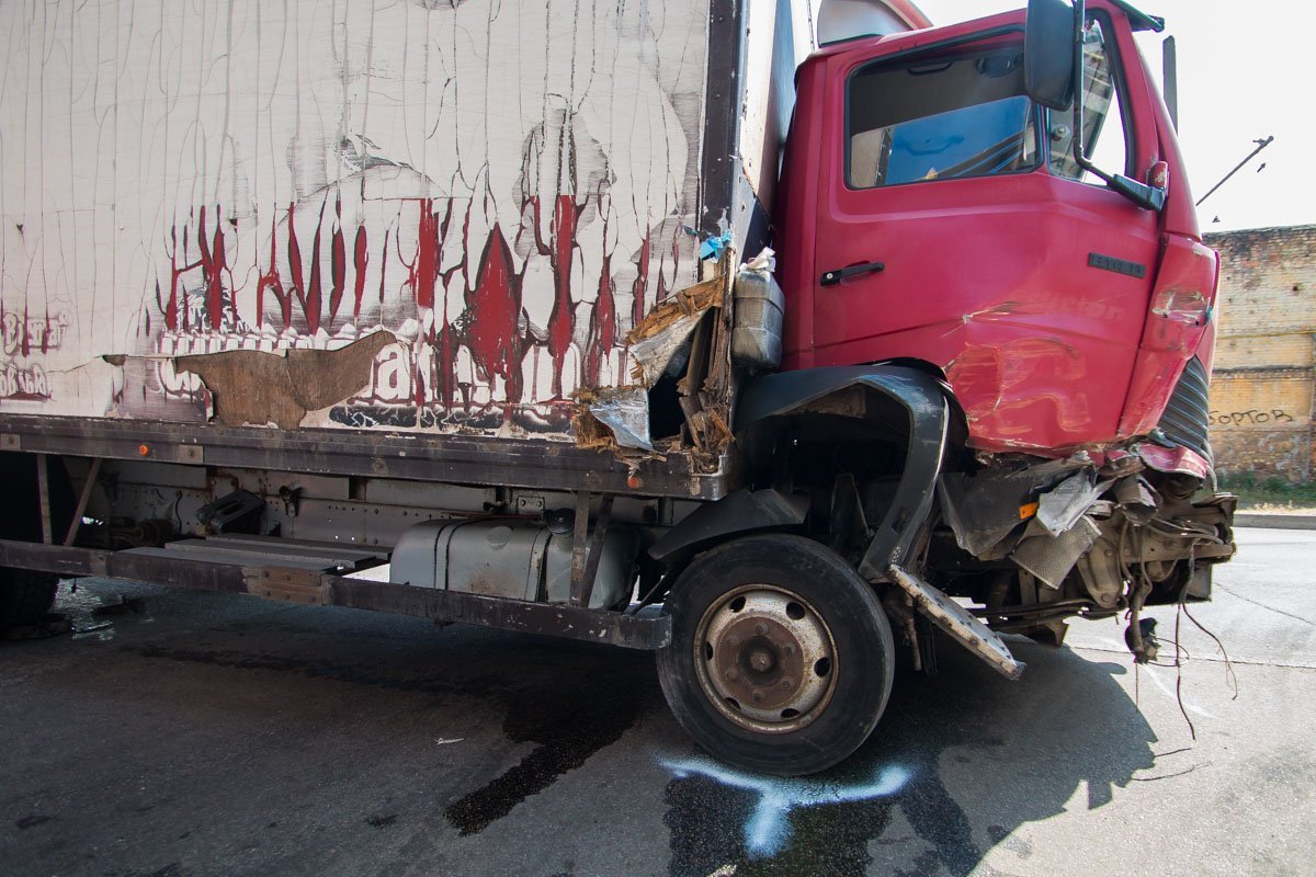 В Днепре из-за пешехода грузовик Mercedes «влетел» в здание завода 2