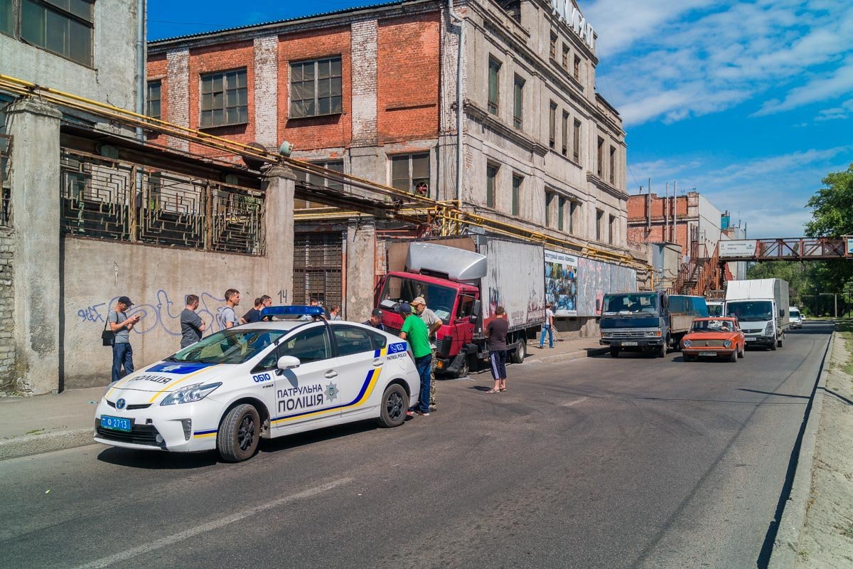 В Днепре из-за пешехода грузовик Mercedes «влетел» в здание завода 3