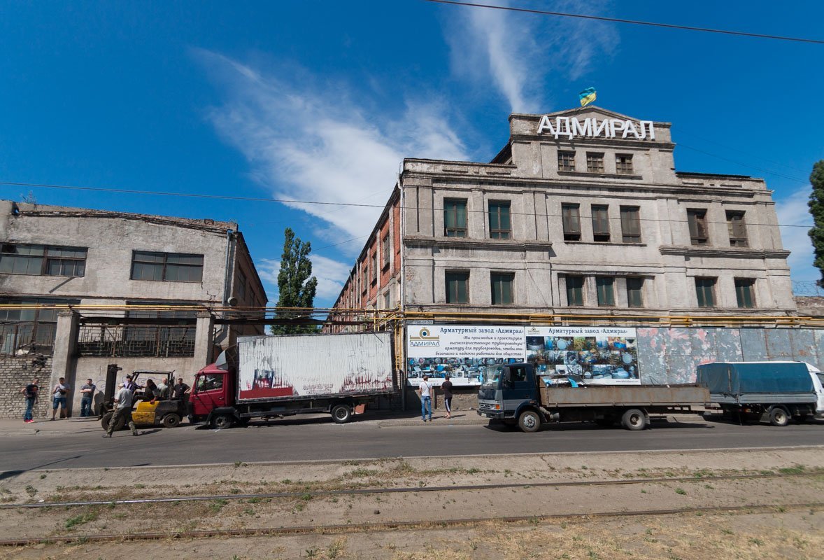 В Днепре из-за пешехода грузовик Mercedes «влетел» в здание завода 4