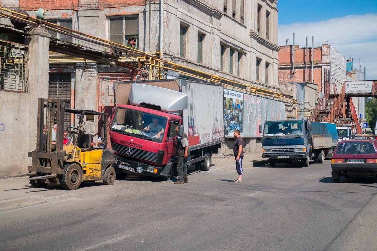В Днепре из-за пешехода грузовик Mercedes «влетел» в здание завода 5