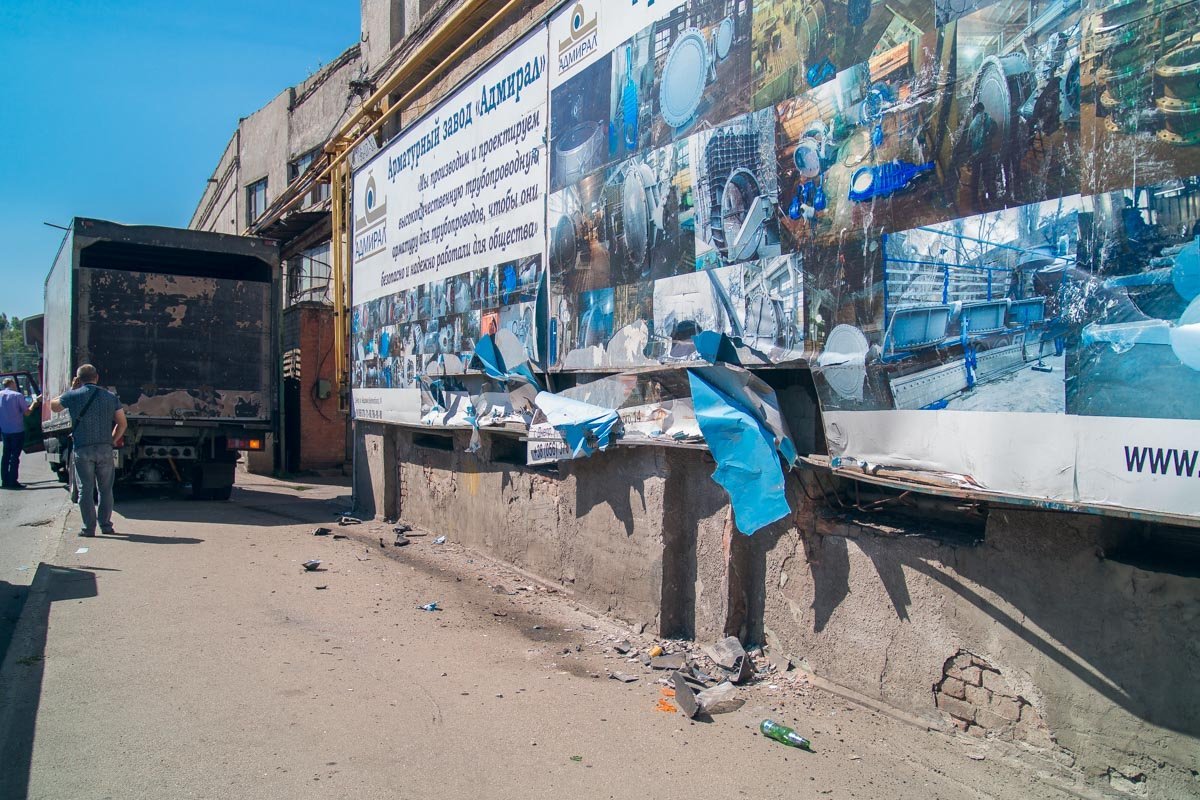 В Днепре из-за пешехода грузовик Mercedes «влетел» в здание завода 7